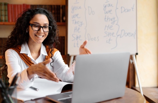 Cursos Tradicionais vs. Metodologias Ativas: Qual Ensina Inglês de Verdade?
